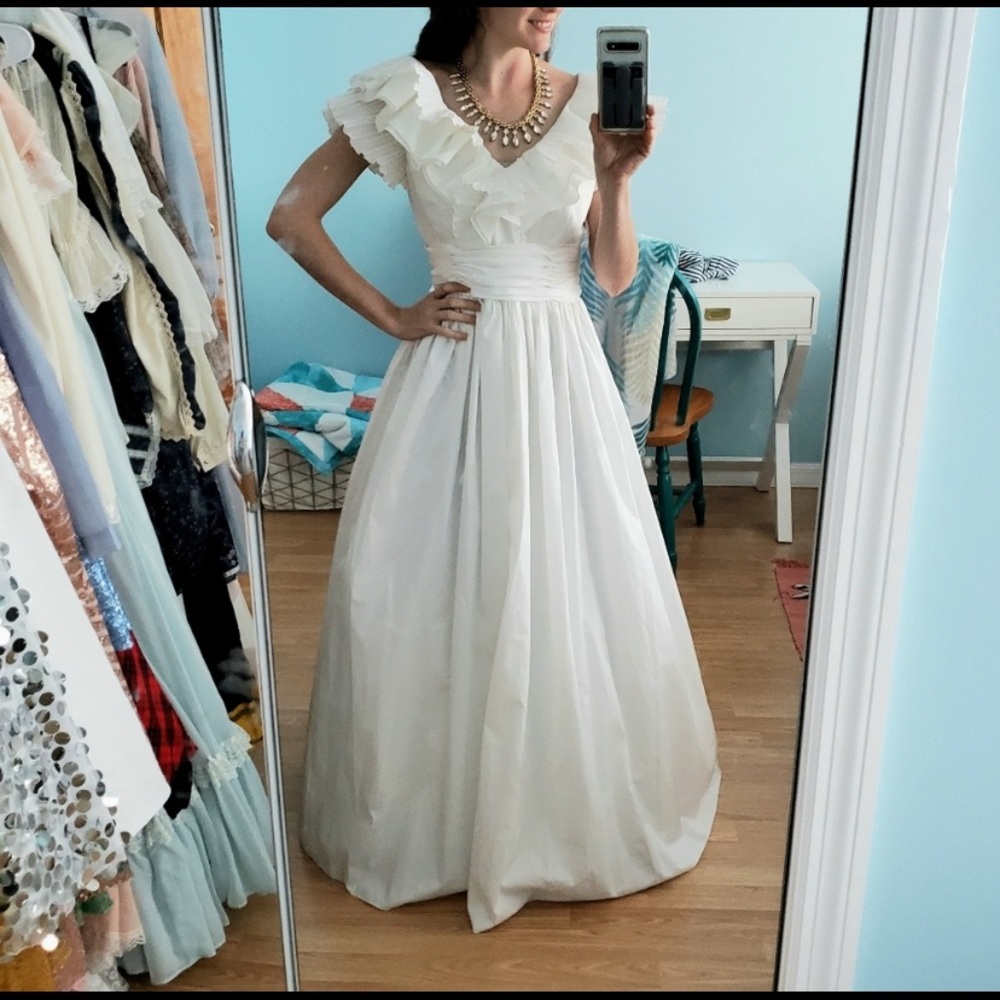 *Vintage White Taffeta Ruffle Dress*